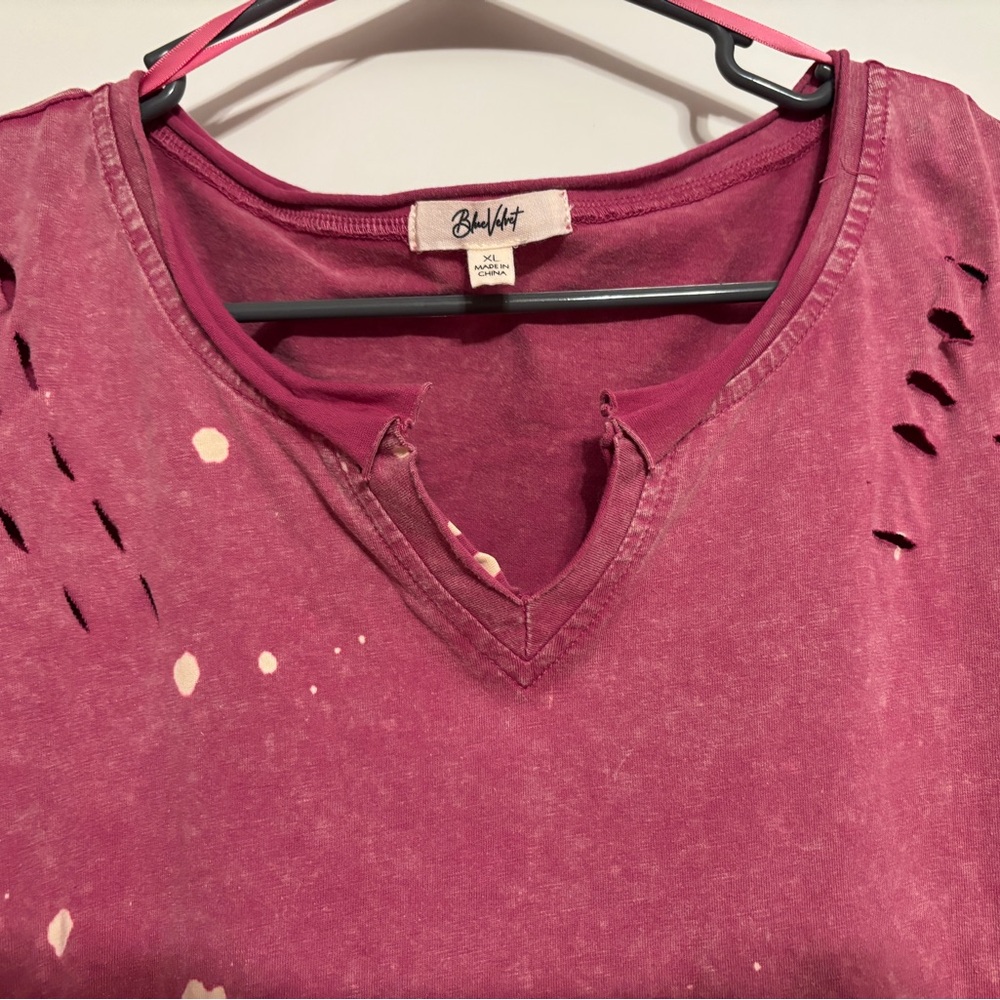 Short Sleeve Tee in Distressed Red - Picture 4 of 5